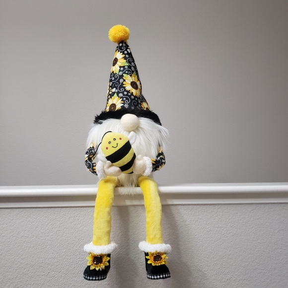 Bee decor Gnome w/stash compartment - Picture 8 of 11